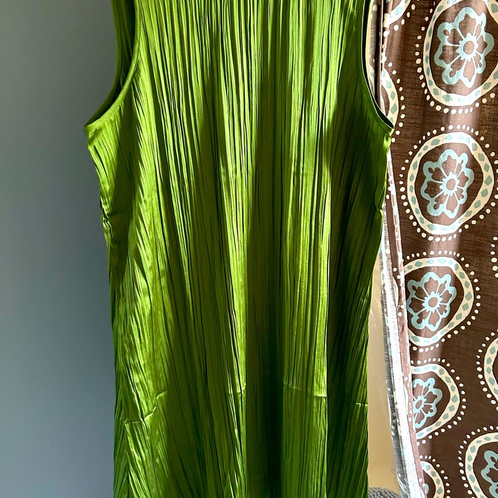 Perfect dress never worn! GORGEOUS Green!
